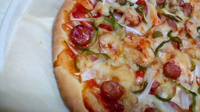 業務スーパーのトリノで作ったトマトパスタソースで作ったピザ