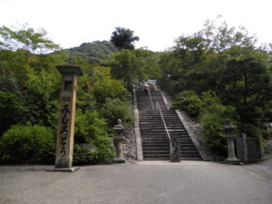 三室戸寺のきつい階段