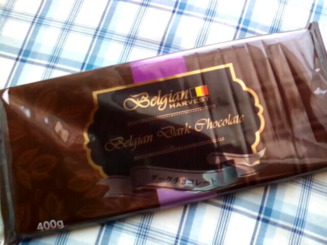 業務スーパーのベルギー産製菓用チョコ400ｇはキーボードみたいにでかくて厚くておいしいチョコでした ちょっとお得に暮らしたい