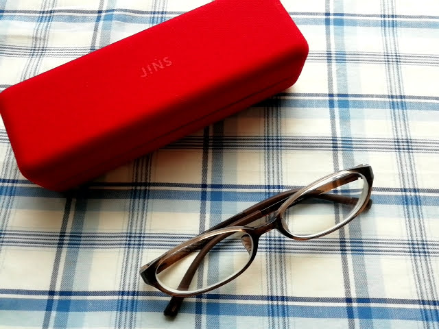 JINSのメガネケースとエアフレーム眼鏡