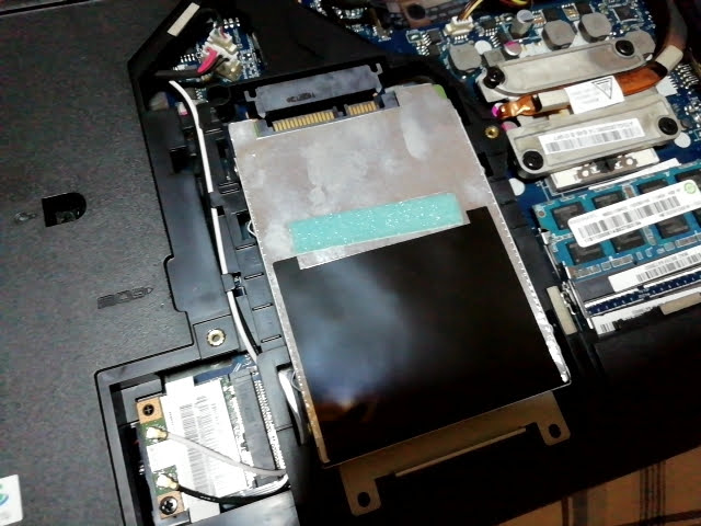 LenovoG570の裏蓋を開けたHDDのところ