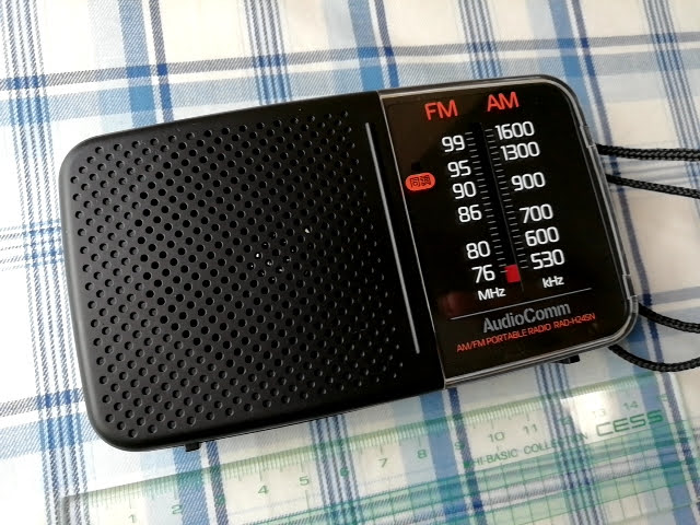オーム電機の RAD-H245N スタミナハンディラジオの外見