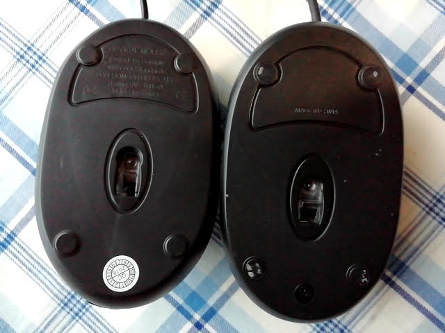 キャンドゥの１００円マウスとダイソーの３００円マウスの裏面の比較右がダイソー