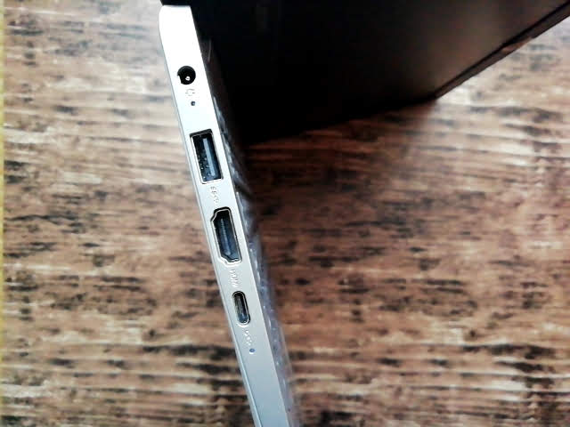 LenovoのIdeapad S130 (11)の端子の左側