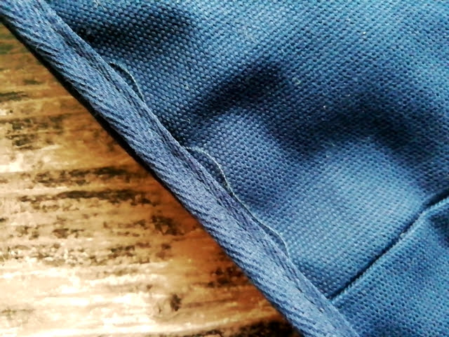 ニトリのマルチポケット トートバッグ S ネイビーの裾の糸