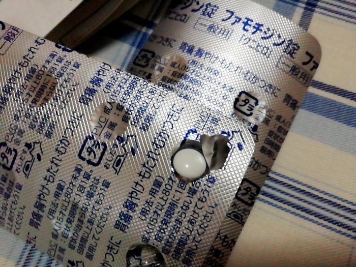 皇漢堂製薬のH2ブロッカー胃腸薬「ファモチジン錠」の粒は小さい！