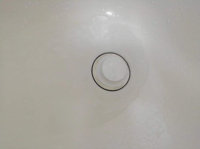 １００均ダイソーの水流れの良い目隠し洗面ゴミガードの水の流れ