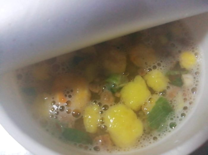 イオンのトップバリュのカップ麺のNoodleしょうゆ味にお湯を注ぐ