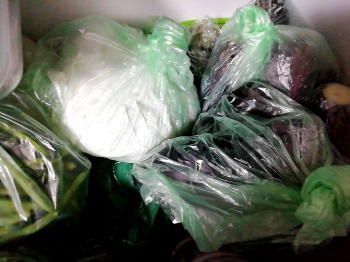１００均ダイソーの鮮度保持袋46枚入りで野菜を包む