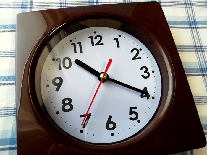 100均ダイソーの壁掛け時計は時計合わせがちと固い