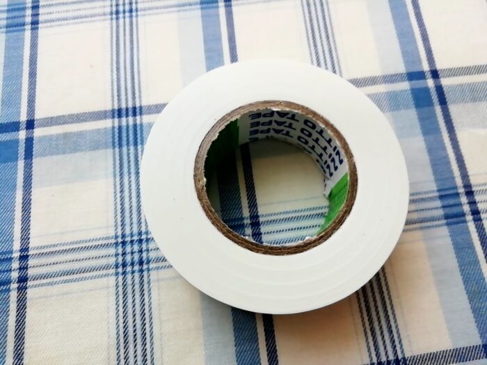 ニトムズの白いビニルテープ　19mm×10m