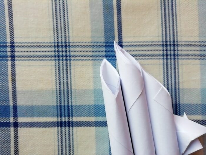 ミニ正月飾りを作るために門松のあの竹っぽいものをA4コピー用紙で作る。尖りすぎた先端をちょっと切る。