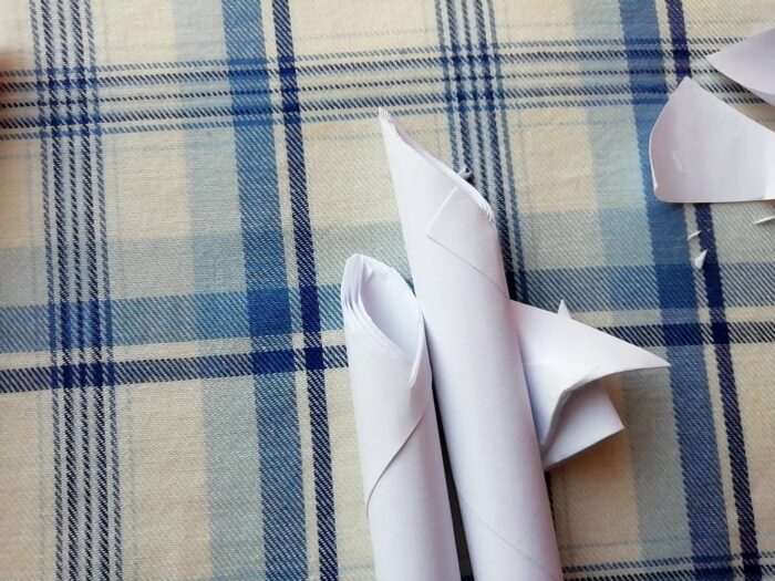 ミニ正月飾りを作るために門松のあの竹っぽいものをA4コピー用紙で作る。角を丸める