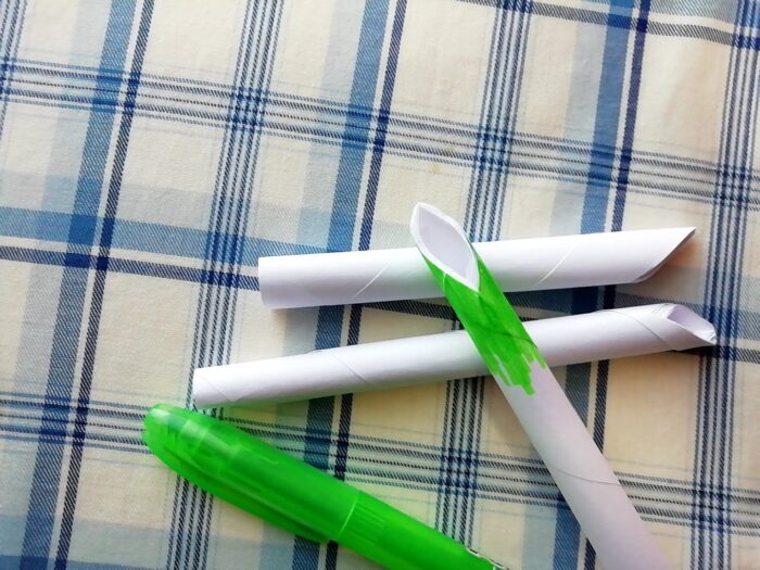 ミニ正月飾りを作るために門松のあの竹っぽいものをA4コピー用紙で作る。緑のペンで周りを塗る
