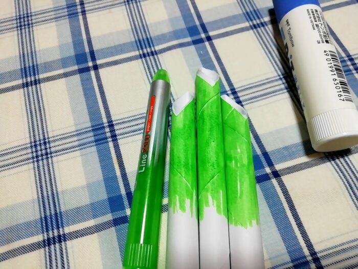 ミニ正月飾りを作るために門松のあの竹っぽいものをA4コピー用紙で作る。緑のペンで周りを塗る